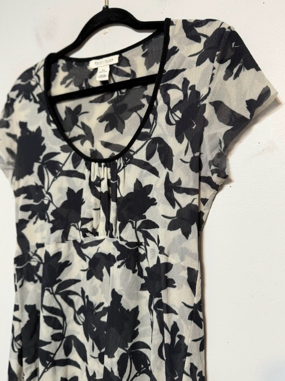 White House Black Market Black & White Floral Scoop Neck Top